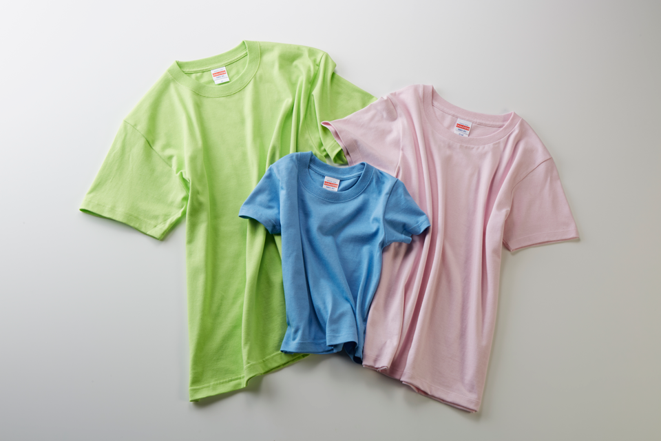 黄緑、青、ピンク色の３枚のTシャツ