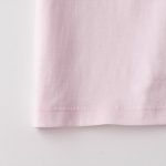 5.0オンスレギュラーフィットTシャツの裾画像 (ライトピンク)