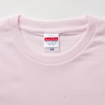 5.0オンスレギュラーフィットTシャツの襟元拡大画像 (ライトピンク)