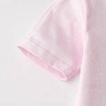 5.0オンスレギュラーフィットTシャツの袖画像 (ライトピンク)