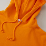 10.0オンスのスウェットプルオーバーパーカ(オレンジ)の襟元