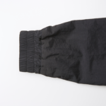 コットンライクなナイロン素材トラックジャケット(ブラック/ホワイト)の袖画像