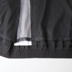 コットンライクなナイロン素材トラックジャケット(ブラック/ホワイト)の裾と裏面の画像