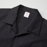 T/C生地のオープンカラーロングスリーブシャツ（ブラック）の襟元