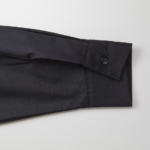 T/C生地のオープンカラーロングスリーブシャツ（ブラック）の袖画像