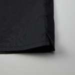 T/C生地のオープンカラーロングスリーブシャツ（ブラック）の側面の裾画像