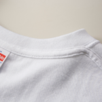 5.6オンスロングスリーブTシャツ(ホワイト)の内面の襟元拡大画像