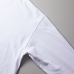 5.6オンス生地のビッグシルエットロングスリーブTシャツ(ホワイト)の肩の切り合わせ箇所の画像