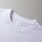5.6オンス生地のビッグシルエットロングスリーブTシャツ(ホワイト)の襟元の画像