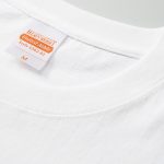 7.1オンスロングスリーブTシャツ(ホワイト)の襟元の拡大画像