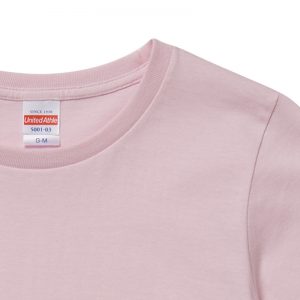 5.6オンスハイクオリティーTシャツ、ガールズサイズの襟元(ライトピンク)