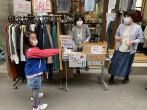 SUNDAY PEOPLEでのマスク販売の写真