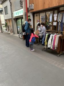 SUNDAY PEOPLEでのマスク販売の写真