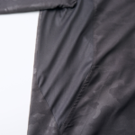 マイクロリップストップ素材のジップジャケット(ウッドランドブラック)の脇画像