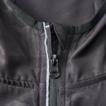 マイクロリップストップ素材のジップジャケット(ウッドランドブラック)の襟画像