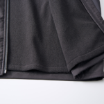 マイクロリップストップ素材のフードインジャケット(ブラック)の裾画像