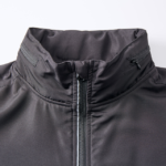 マイクロリップストップ素材のフードインジャケット(ブラック)の襟画像